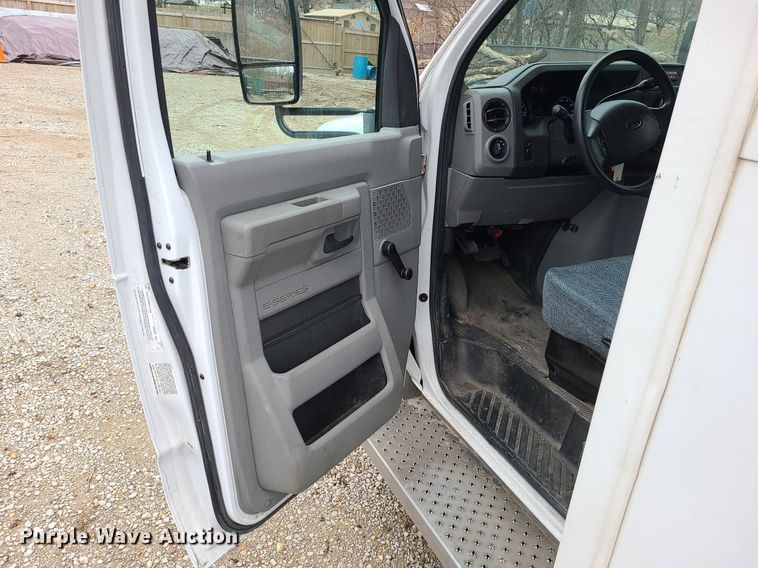 image for item LH9871 2013 Ford E450  shuttle bus