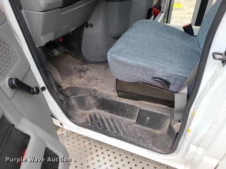 image for item LH9871 2013 Ford E450  shuttle bus