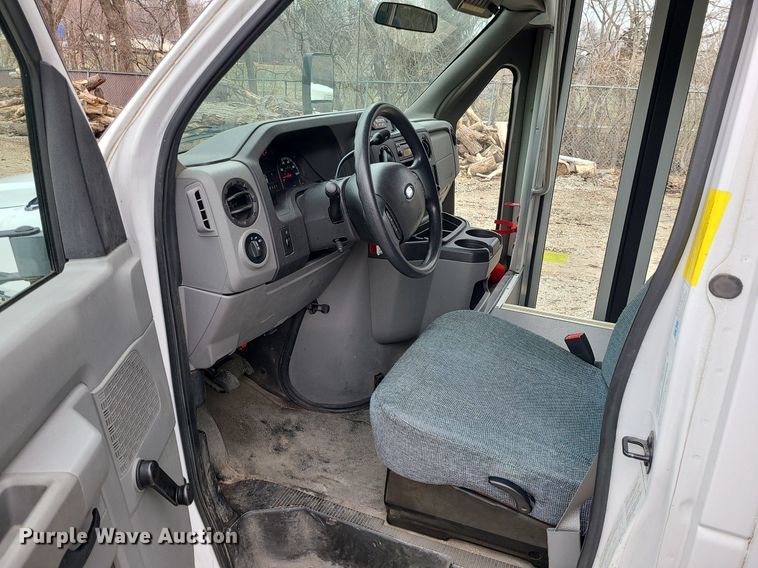 image for item LH9871 2013 Ford E450  shuttle bus