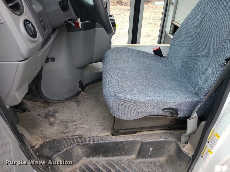 image for item LH9871 2013 Ford E450  shuttle bus