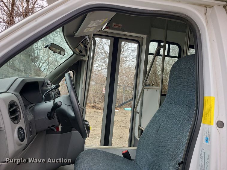 image for item LH9871 2013 Ford E450  shuttle bus