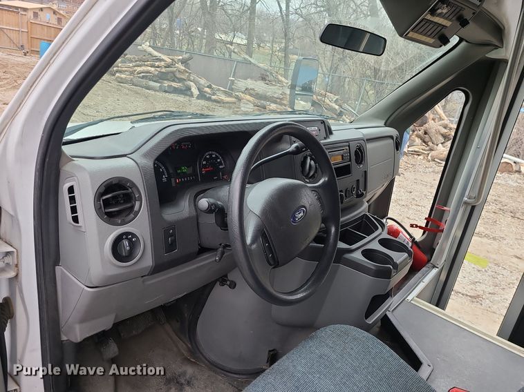 image for item LH9871 2013 Ford E450  shuttle bus