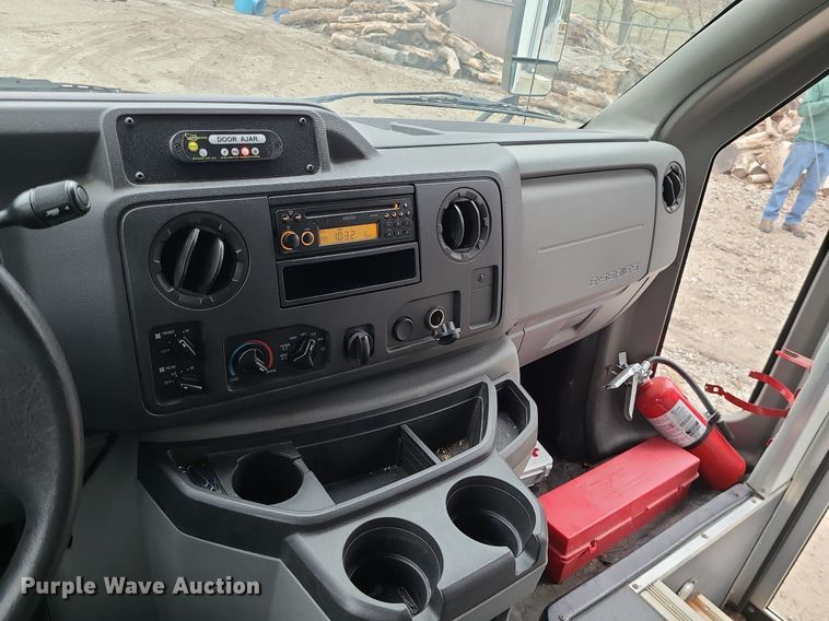 image for item LH9871 2013 Ford E450  shuttle bus