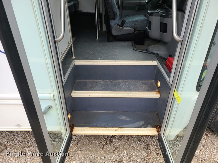 image for item LH9871 2013 Ford E450  shuttle bus