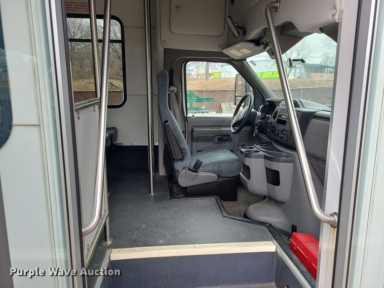 image for item LH9871 2013 Ford E450  shuttle bus