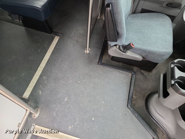 image for item LH9871 2013 Ford E450  shuttle bus