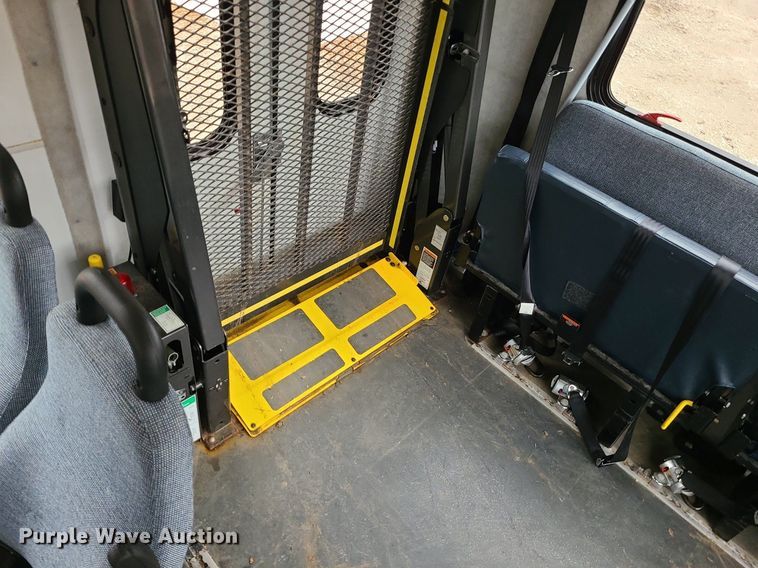 image for item LH9871 2013 Ford E450  shuttle bus