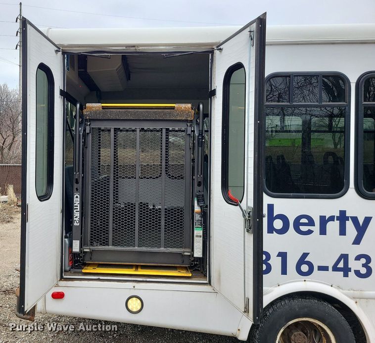 image for item LH9871 2013 Ford E450  shuttle bus