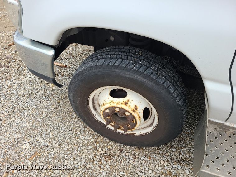 image for item LH9871 2013 Ford E450  shuttle bus