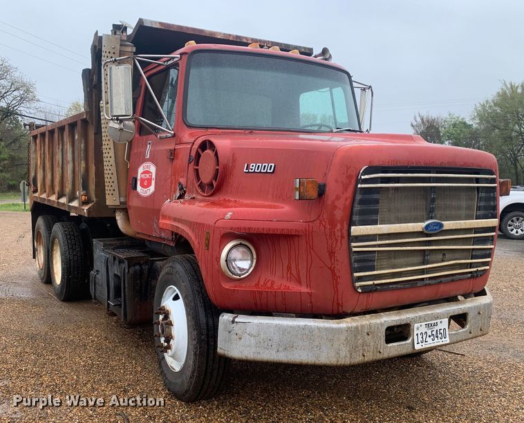 image for item LI9113 1993 Ford L9000  dump truck