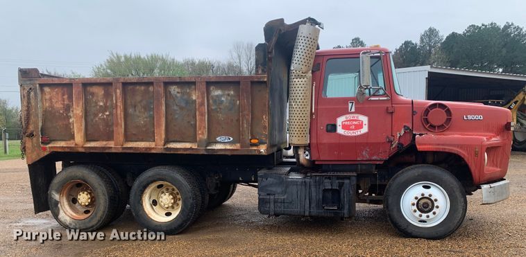 image for item LI9113 1993 Ford L9000  dump truck