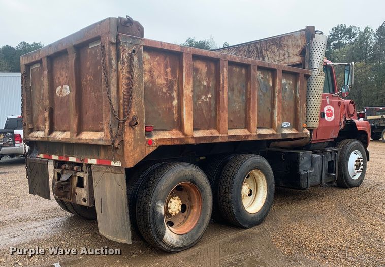 image for item LI9113 1993 Ford L9000  dump truck