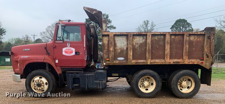 image for item LI9113 1993 Ford L9000  dump truck