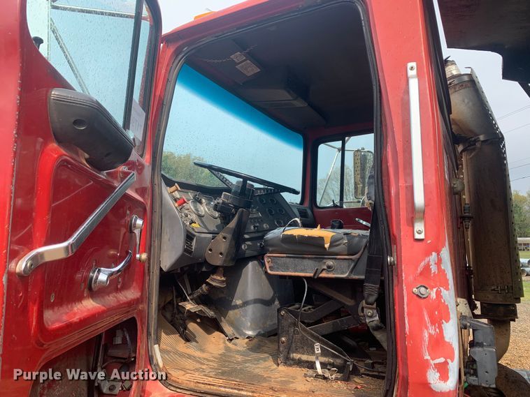 image for item LI9113 1993 Ford L9000  dump truck