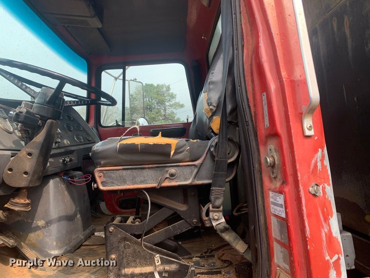 image for item LI9113 1993 Ford L9000  dump truck