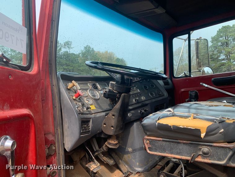 image for item LI9113 1993 Ford L9000  dump truck