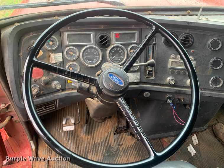 image for item LI9113 1993 Ford L9000  dump truck