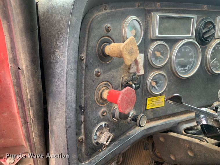 image for item LI9113 1993 Ford L9000  dump truck