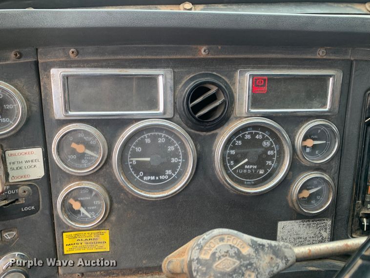 image for item LI9113 1993 Ford L9000  dump truck