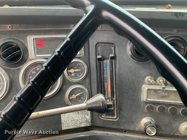 image for item LI9113 1993 Ford L9000  dump truck