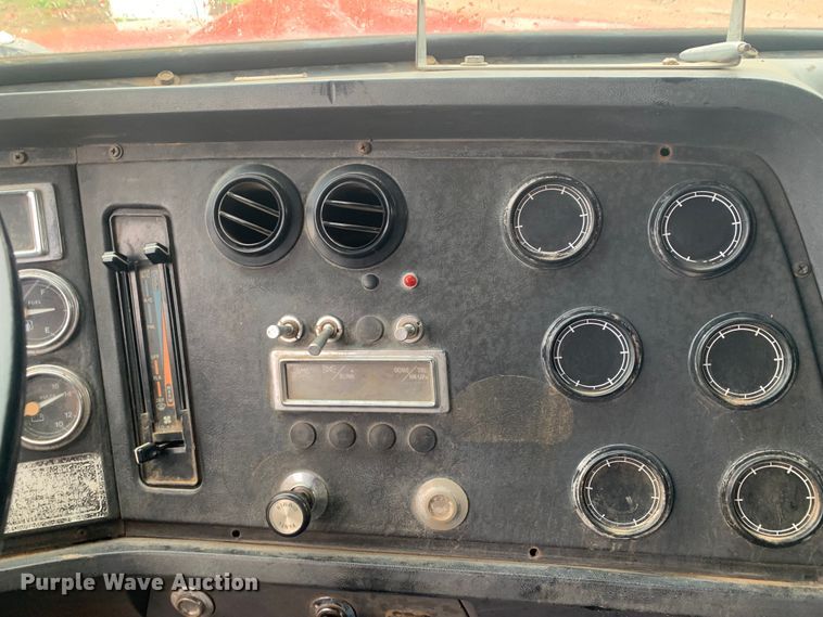 image for item LI9113 1993 Ford L9000  dump truck