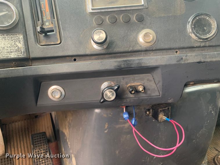 image for item LI9113 1993 Ford L9000  dump truck