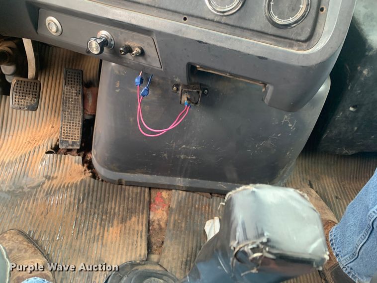 image for item LI9113 1993 Ford L9000  dump truck