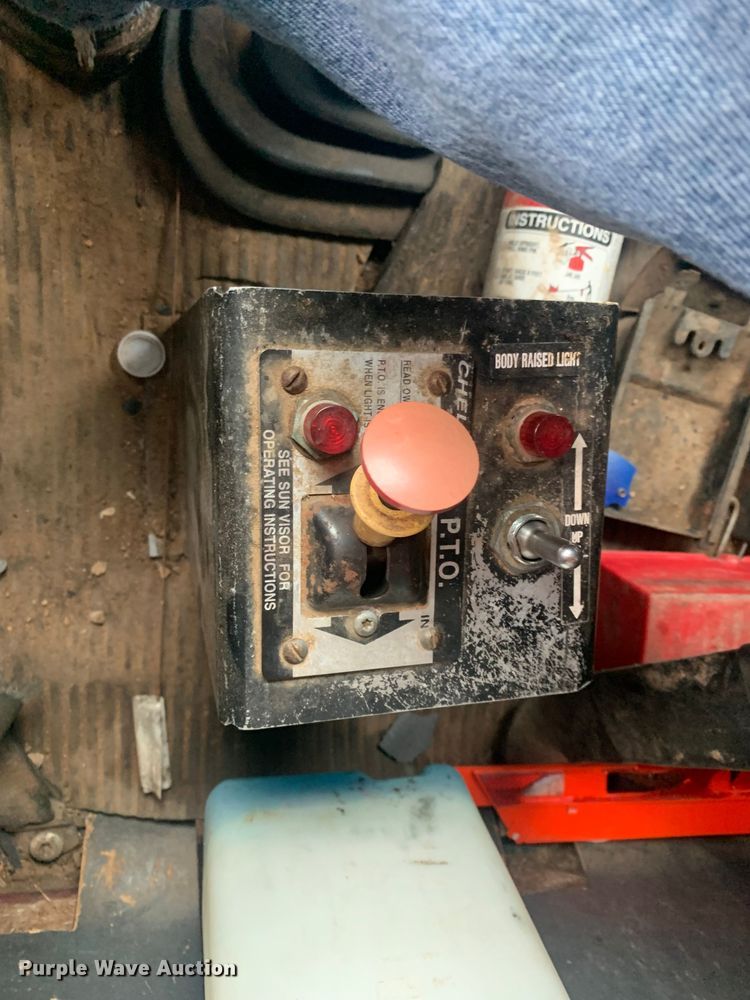 image for item LI9113 1993 Ford L9000  dump truck