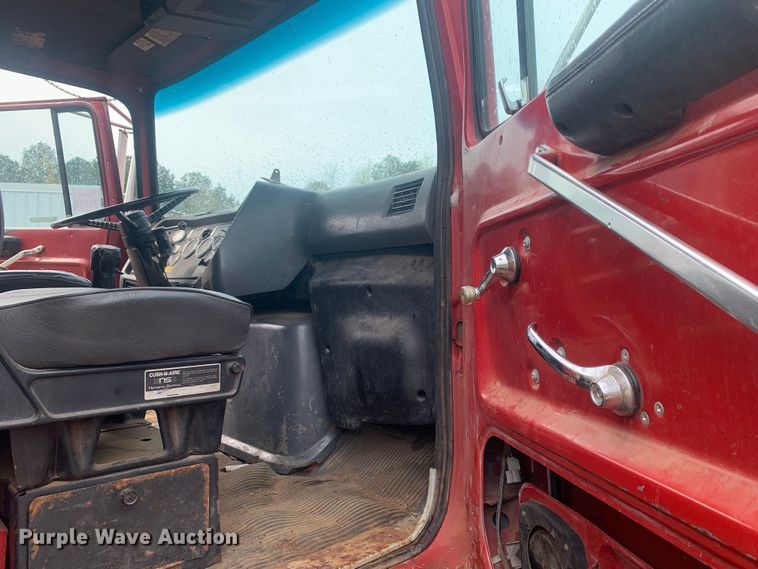 image for item LI9113 1993 Ford L9000  dump truck