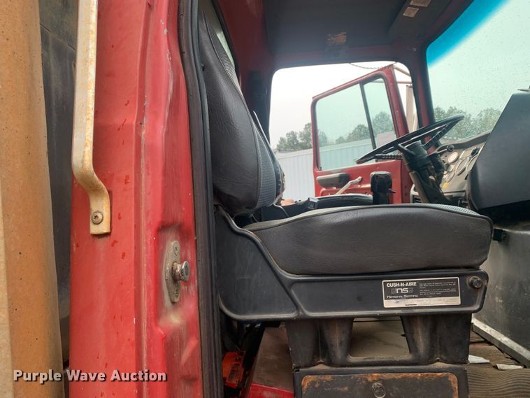 image for item LI9113 1993 Ford L9000  dump truck