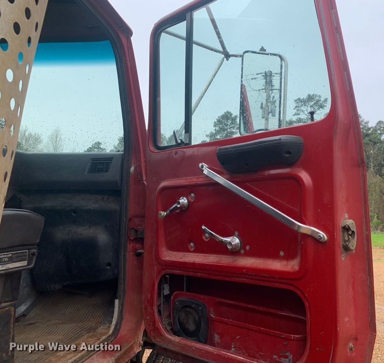 image for item LI9113 1993 Ford L9000  dump truck