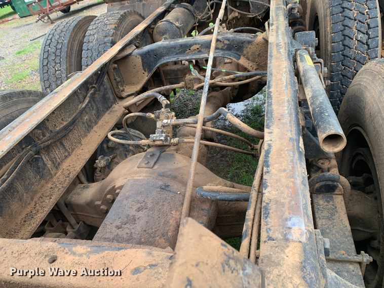 image for item LI9113 1993 Ford L9000  dump truck