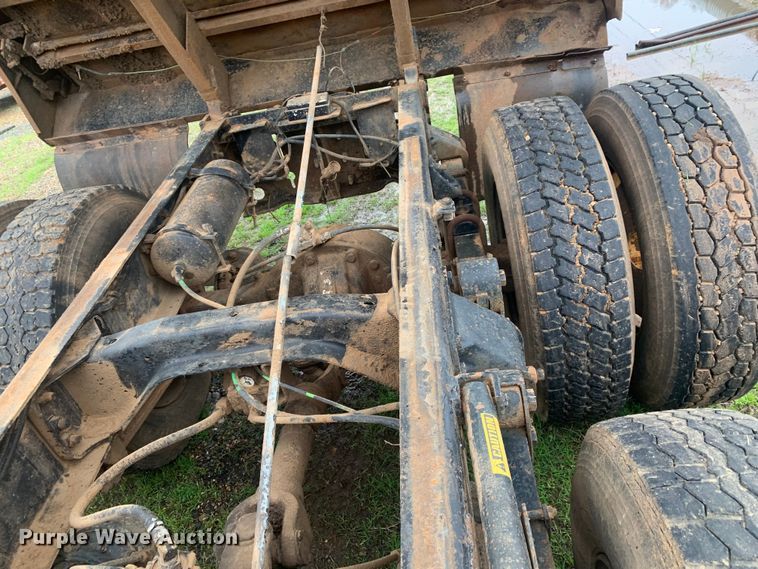 image for item LI9113 1993 Ford L9000  dump truck