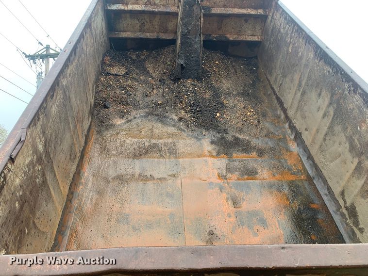 image for item LI9113 1993 Ford L9000  dump truck