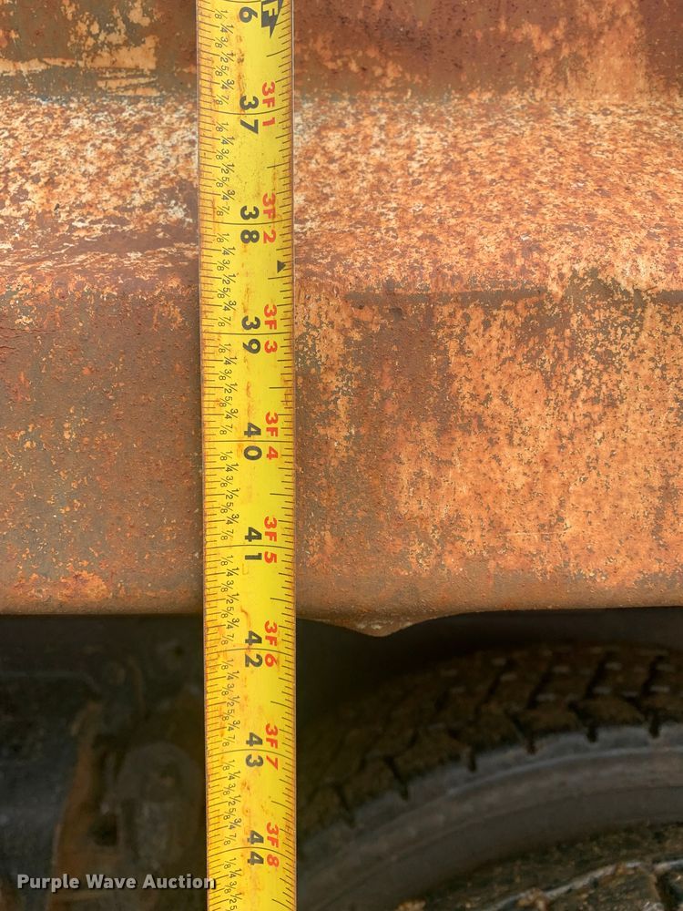 image for item LI9113 1993 Ford L9000  dump truck