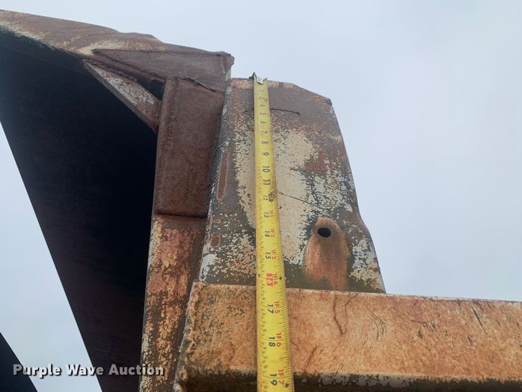 image for item LI9113 1993 Ford L9000  dump truck