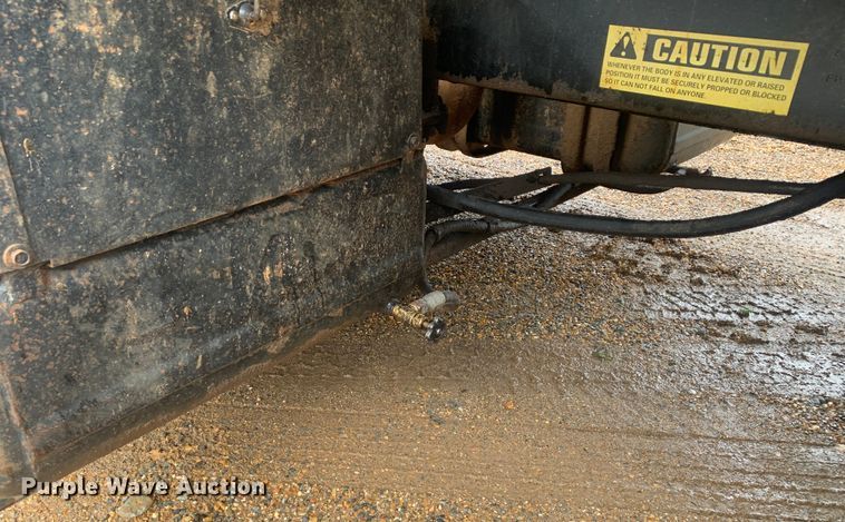 image for item LI9113 1993 Ford L9000  dump truck