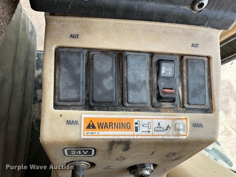 image for item LT9166 2004 Caterpillar 140H VHP  motor grader