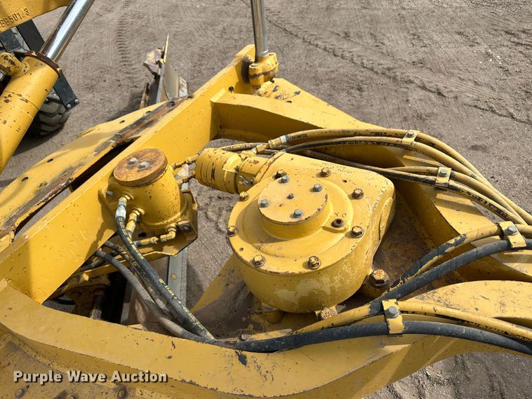 image for item LT9166 2004 Caterpillar 140H VHP  motor grader