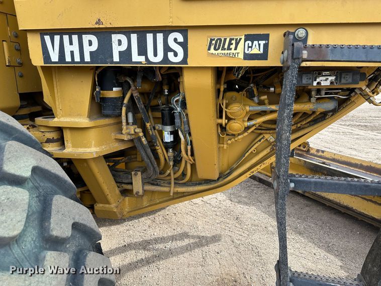 image for item LT9166 2004 Caterpillar 140H VHP  motor grader