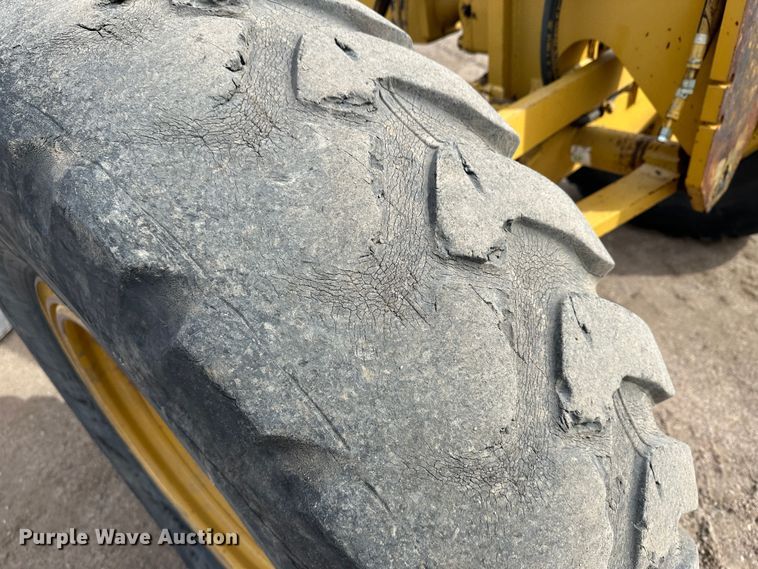 image for item LT9166 2004 Caterpillar 140H VHP  motor grader