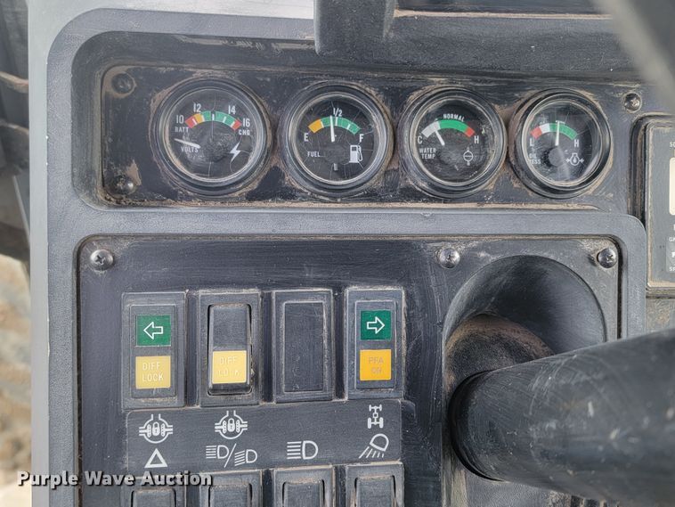 image for item LV9306 1989 White 100  MFWD tractor