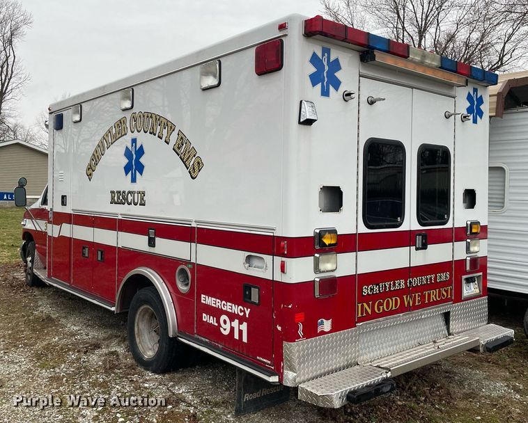 image for item MB9022 2000 Ford E450 Super Duty  ambulance