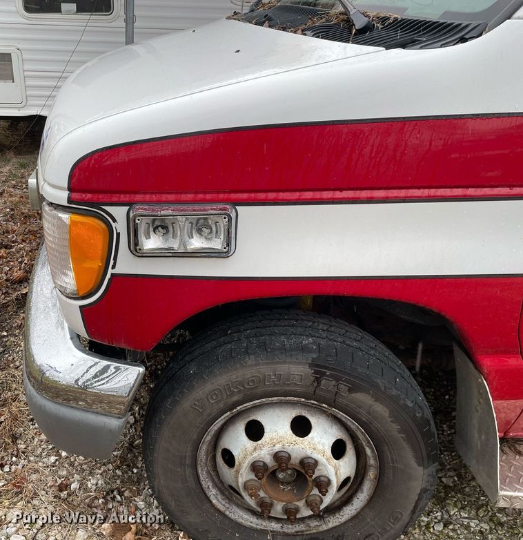 image for item MB9022 2000 Ford E450 Super Duty  ambulance