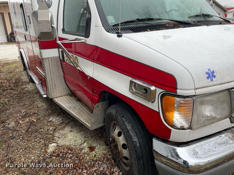 image for item MB9022 2000 Ford E450 Super Duty  ambulance