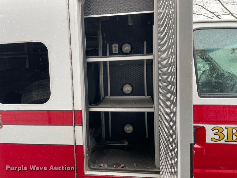 image for item MB9022 2000 Ford E450 Super Duty  ambulance