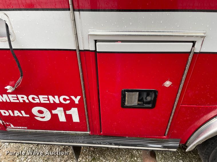 image for item MB9022 2000 Ford E450 Super Duty  ambulance