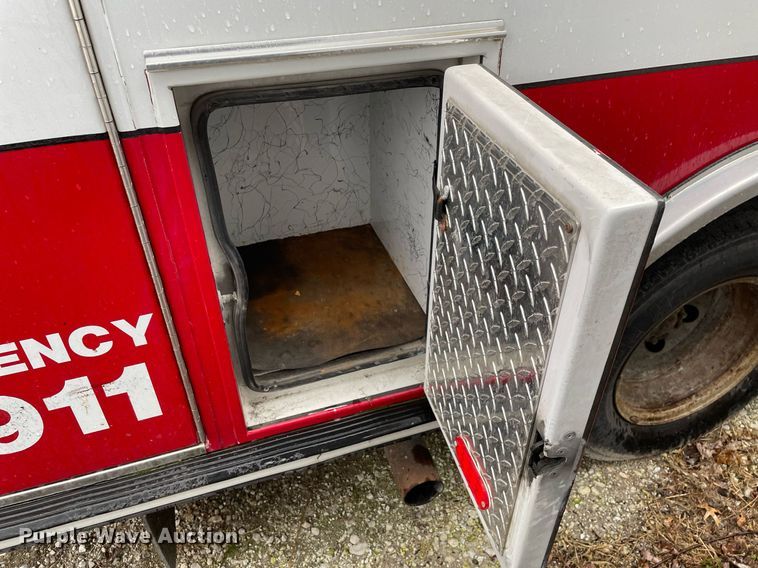 image for item MB9022 2000 Ford E450 Super Duty  ambulance