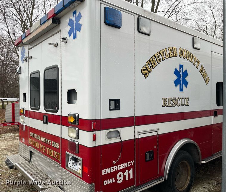 image for item MB9022 2000 Ford E450 Super Duty  ambulance