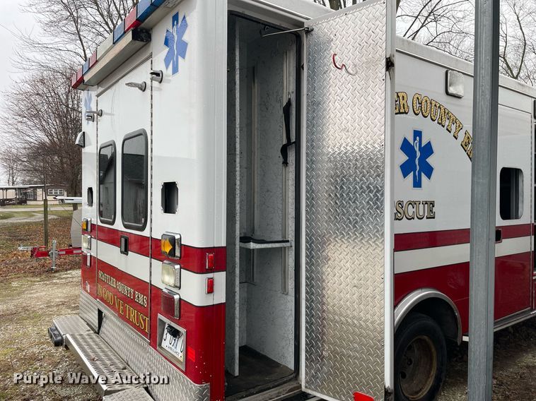 image for item MB9022 2000 Ford E450 Super Duty  ambulance